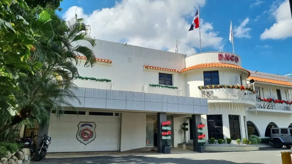 Fachada de la sede central de la Dirección Nacional de Control de Drogas (DNCD), en Santo Domingo