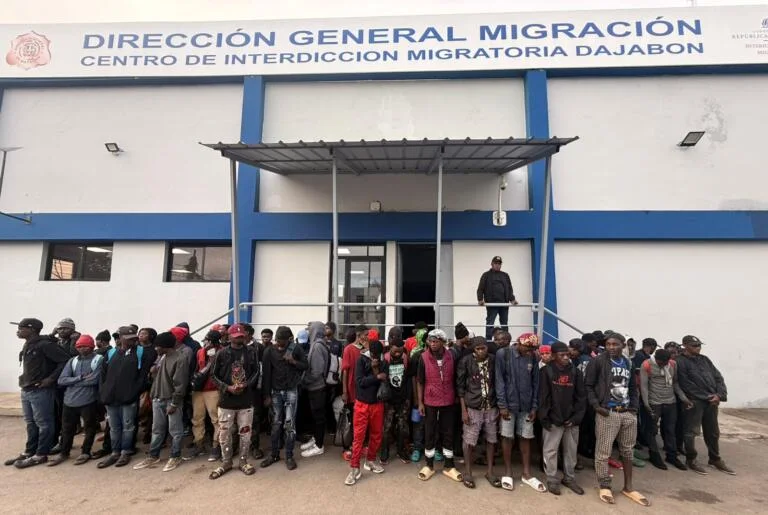 Extranjeros indocumentados detenidos frente al Centro de Interdicción Migratoria de la Dirección General de Migración en Dajabón, antes de su deportación hacia Haití